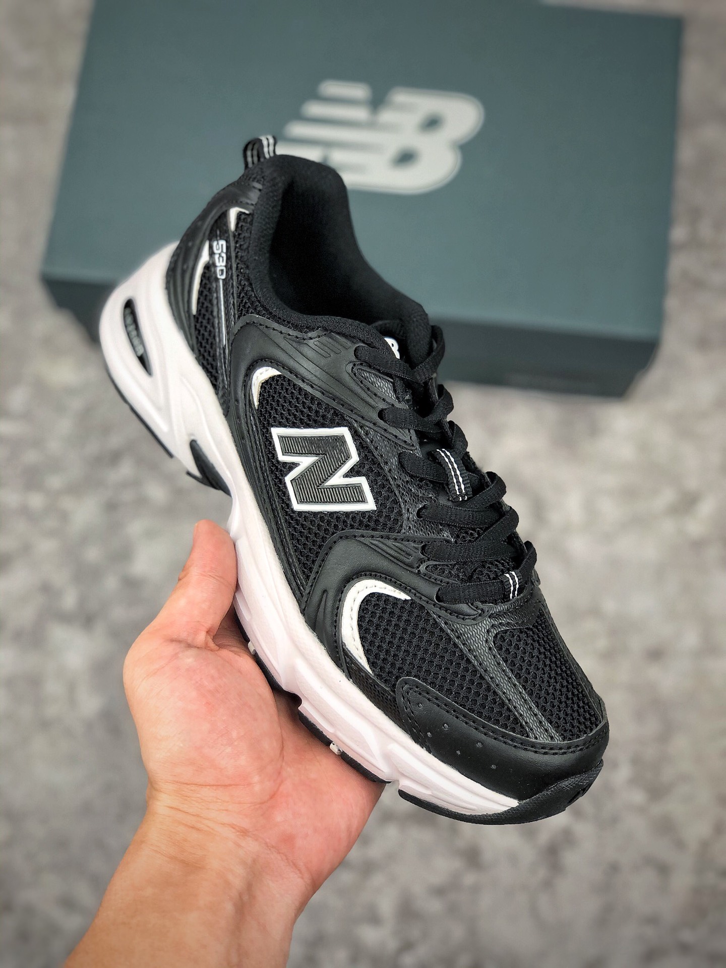  支持放店
真标 NB530 网面 黑色New Balance 530复古跑鞋
小红书爆款NB530这双鞋确实是NB家经典复古款式之一
以全新科技诠释 成功打造530鞋款 鞋面在保持530基本线条和片层结构的同时 采用更为简洁 流畅的设计语言  
货号：MR530FW1
尺码：36-45（带半码）