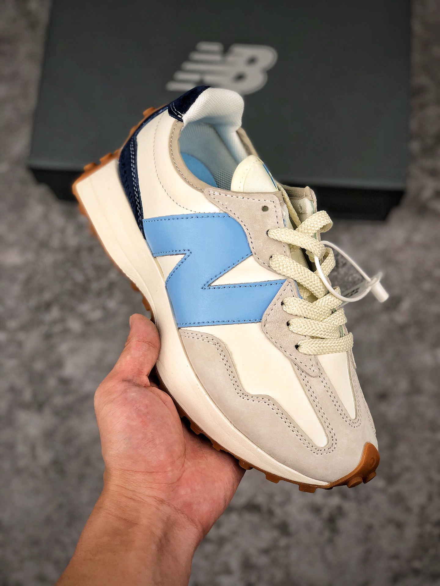  支持放店
Staud x New Balance 327 联名限量款
清新夏日男女复古跑步鞋
尺码:36-44真标带半码