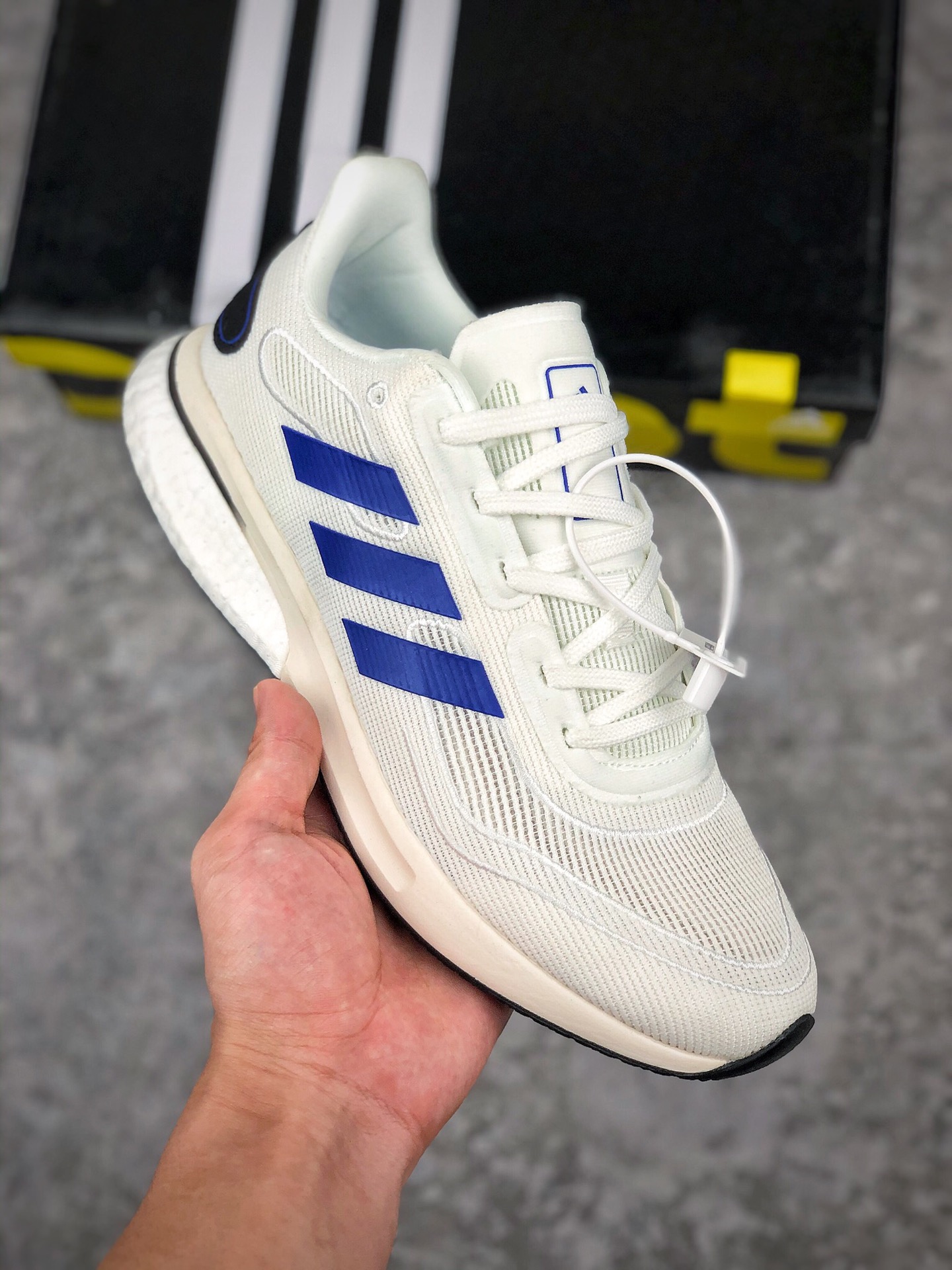  支持放店
阿迪达斯 Adidas Supernova M 马拉松赛事休闲运动跑步鞋。为Boston Marathon®波士顿马拉松赛事的选手打造。Boost技术，搭配网材鞋面。模制环绕鞋跟片。
• Boost是adidas的前沿技术
• 机制网材鞋面；Cloudfoam中底
• 鞋跟和前掌间搭载Torsion System扭力条；前掌脚趾部位加宽
• 热塑性聚氨酯橡胶（TPU）鞋身；Fitcounter模制环绕鞋跟片
• Continental马牌橡胶外底；Stretchweb大底
• 中底差：10毫米（鞋跟：32毫米 / 前掌：22毫米）
货号：EG5401
Size：40 40.5 41 42 42.5 43 44 45