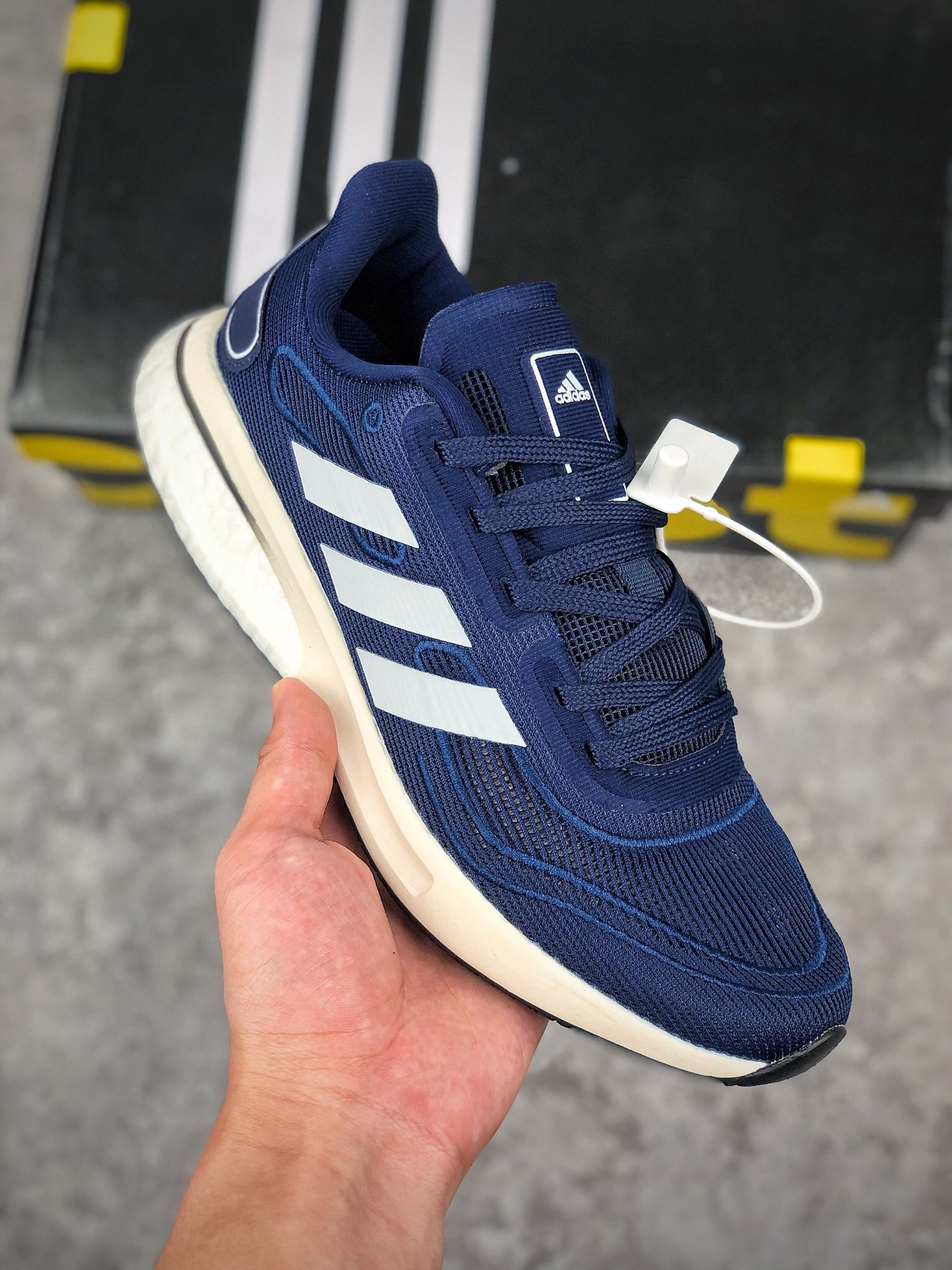  支持放店
阿迪达斯 Adidas Supernova M 马拉松赛事休闲运动跑步鞋。为Boston Marathon®波士顿马拉松赛事的选手打造。Boost技术，搭配网材鞋面。模制环绕鞋跟片。
• Boost是adidas的前沿技术
• 机制网材鞋面；Cloudfoam中底
• 鞋跟和前掌间搭载Torsion System扭力条；前掌脚趾部位加宽
• 热塑性聚氨酯橡胶（TPU）鞋身；Fitcounter模制环绕鞋跟片
• Continental马牌橡胶外底；Stretchweb大底
• 中底差：10毫米（鞋跟：32毫米 / 前掌：22毫米）
货号：EG5401
Size：40 40.5 41 42 42.5 43 44 45