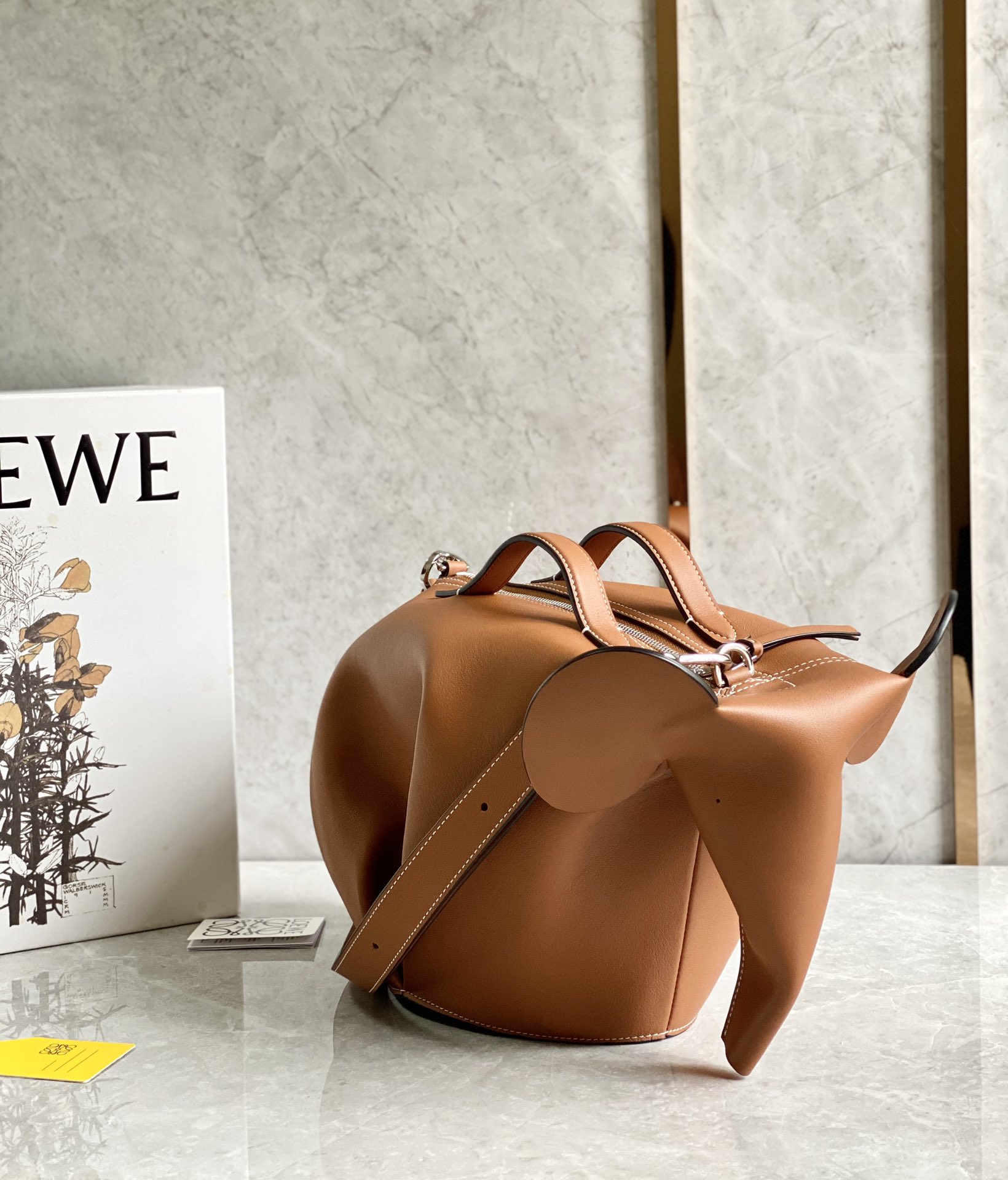 LOEWE罗意威 小牛皮特大号大象包 0537棕色