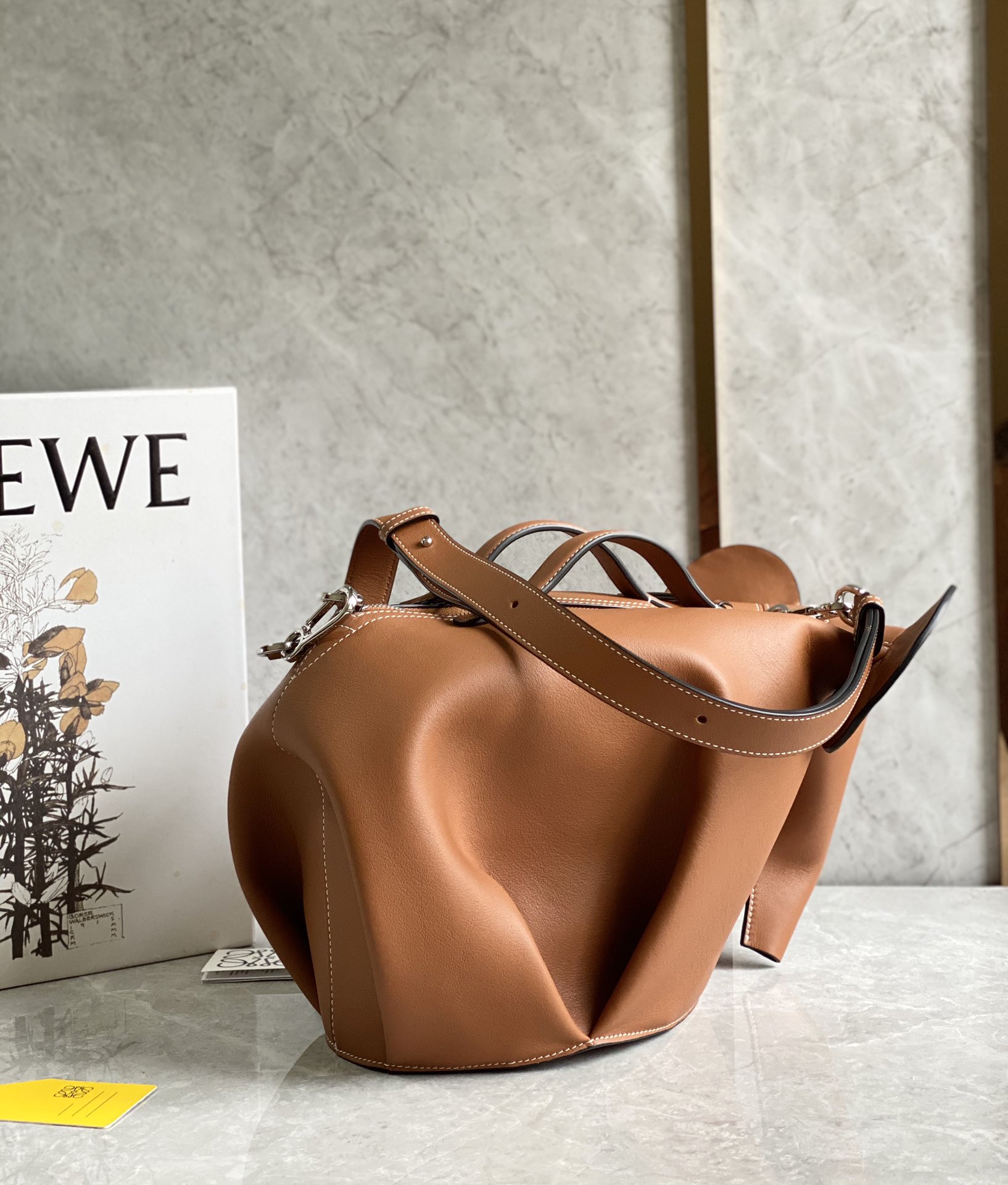 LOEWE罗意威 小牛皮特大号大象包 0537棕色