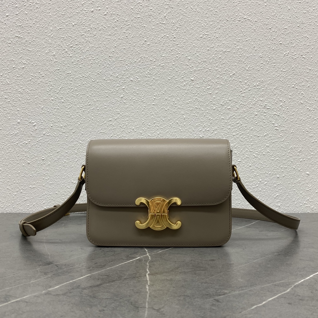 NO:582837,Genuine grade Triomphe_New classic New upgrade of pure steel hardware - Not easy to fade and rust - More durable than alloy - The definition of the new concept of the Arc de Triomphe Add elements of Paris Retro style Noble temperament Recognized by the fashion field Loved by many stars Classic re-innovation Reshape the classic buckle exquisite design Very in line with the forefront of fashion Exterior cowhide leather lining pure sheepskin Size 18-14-6 Style number 188423  pebble gray,celine,celine,celine,cowhide,sheepskin19860909正品级 Triomphe_新经典 纯钢五金新升级-不易掉色、生锈-相比合金更耐久- 凯旋门新理念的定义 添加巴黎的元素 复古风调 高贵的气质 被时尚领域再度认知 超多明星的热爱款 经典再创新 再次重塑经典包扣精致设计 很符合时尚前沿 外牛皮内里纯羊皮 尺寸18-14-6 款号188423 卵石灰,赛琳celine,celine,celine,cowhide,sheepskin,Bag