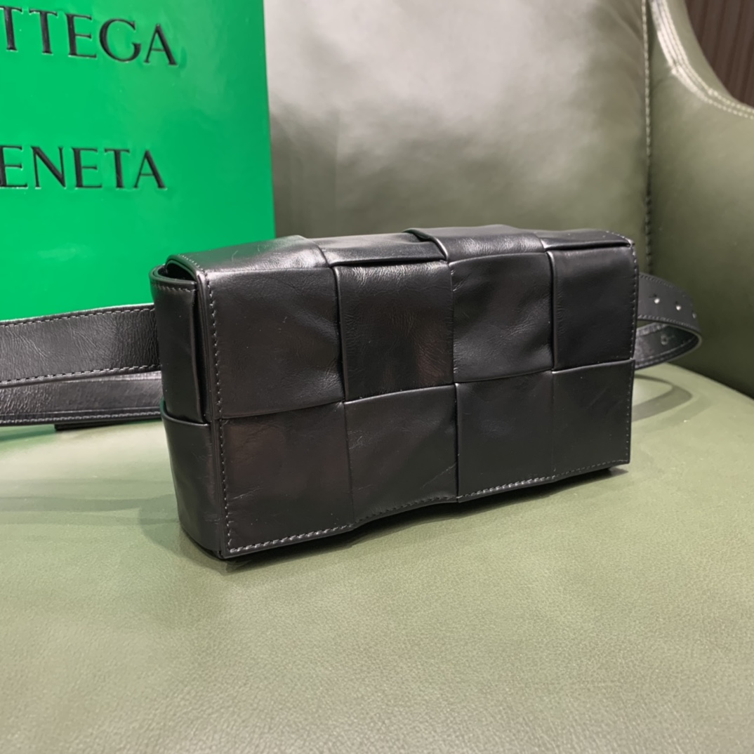 Bottega Veneta葆蝶家 Cassttte四格 651053油蜡皮黑色