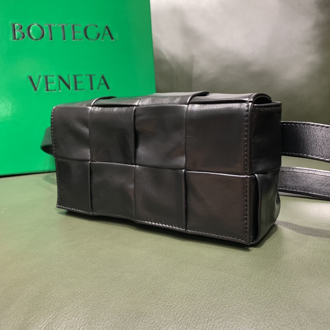 Bottega Veneta葆蝶家 Cassttte四格 651053油蜡皮黑色