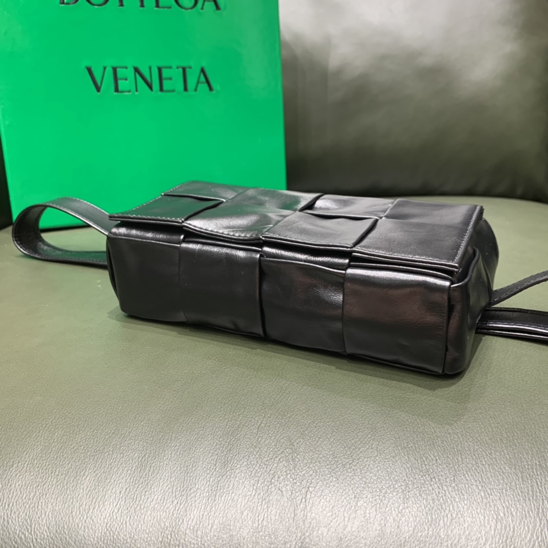 Bottega Veneta葆蝶家 Cassttte四格 651053油蜡皮黑色