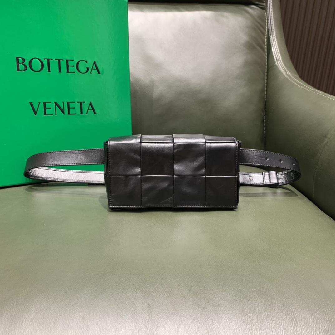 Bottega Veneta葆蝶家 Cassttte四格 651053油蜡皮黑色