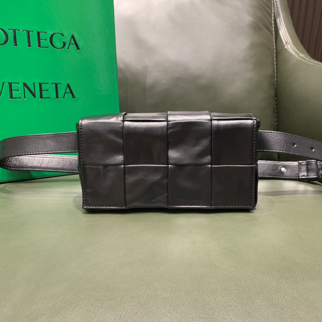 Bottega Veneta葆蝶家 Cassttte四格 651053油蜡皮黑色