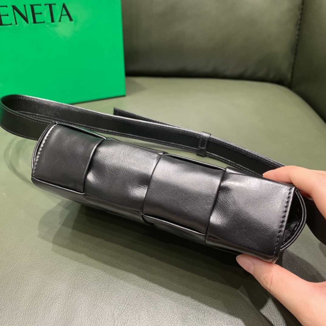 Bottega Veneta葆蝶家 Cassttte四格 651053油蜡皮黑色