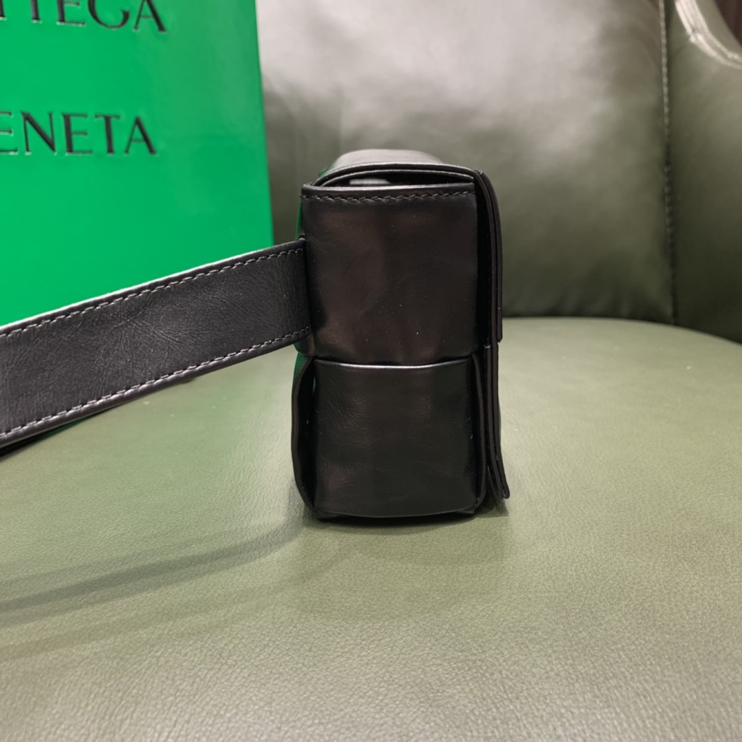 Bottega Veneta葆蝶家 Cassttte四格 651053油蜡皮黑色