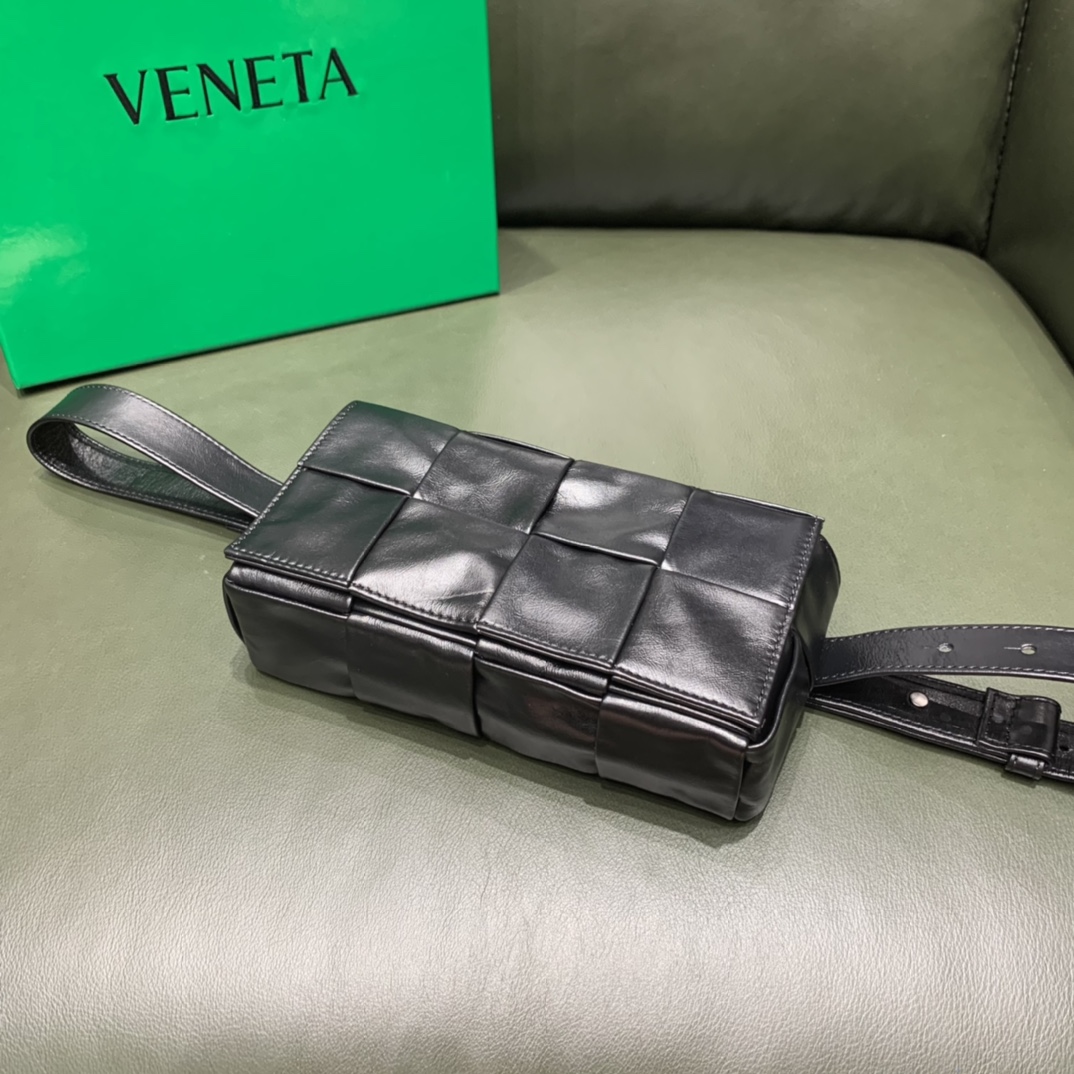 Bottega Veneta葆蝶家 Cassttte四格 651053油蜡皮黑色