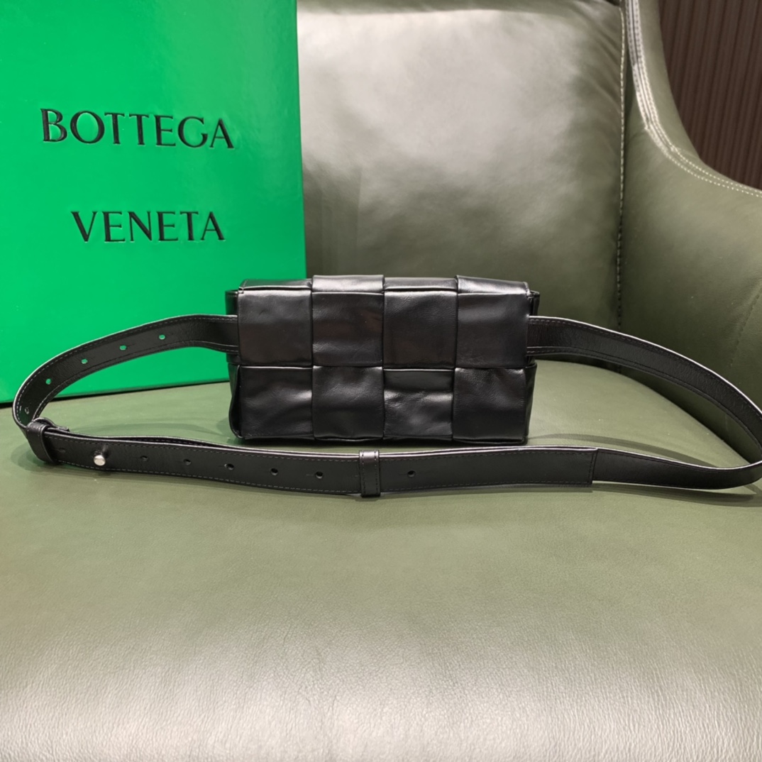 Bottega Veneta葆蝶家 Cassttte四格 651053油蜡皮黑色
