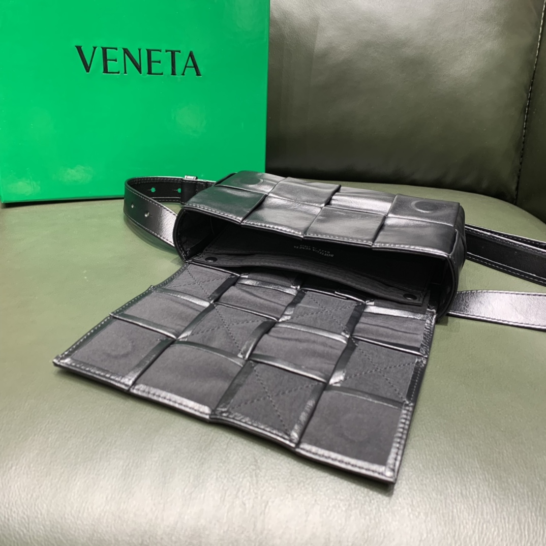 Bottega Veneta葆蝶家 Cassttte四格 651053油蜡皮黑色