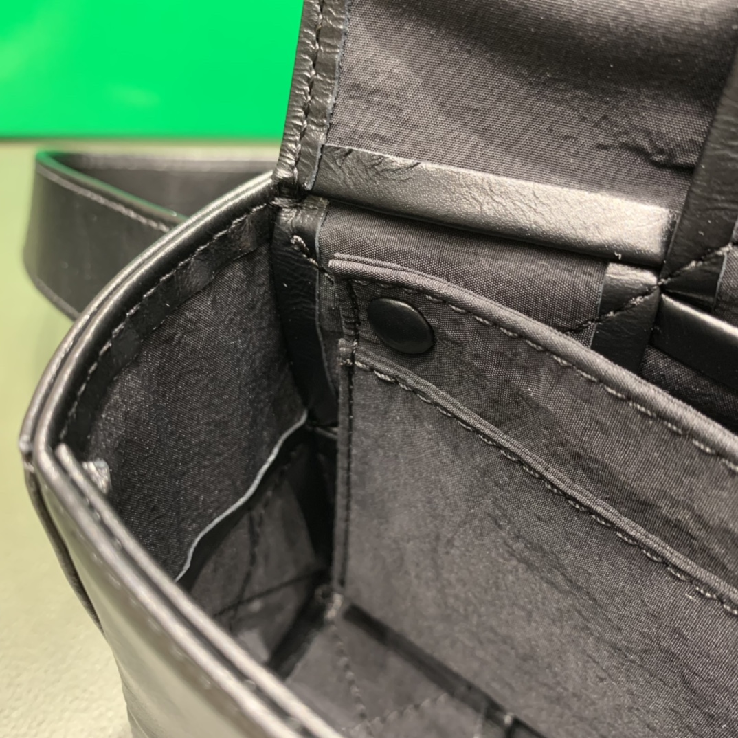 Bottega Veneta葆蝶家 Cassttte四格 651053油蜡皮黑色