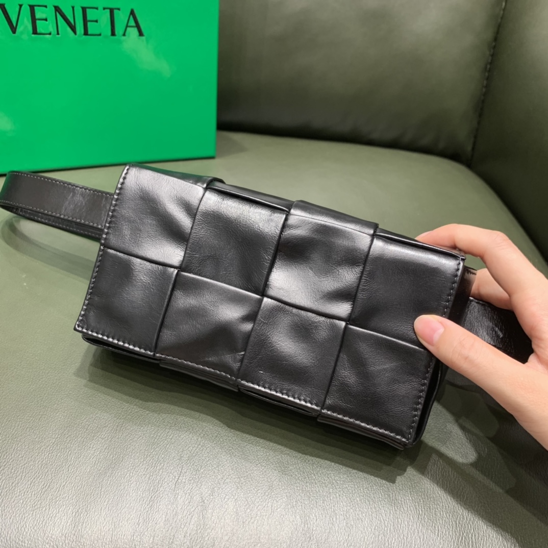Bottega Veneta葆蝶家 Cassttte四格 651053油蜡皮黑色