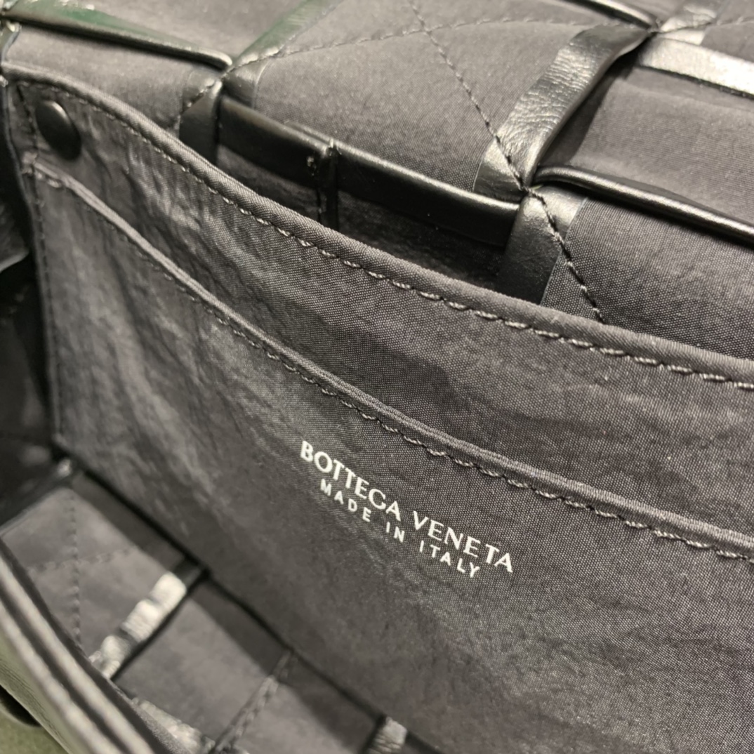 Bottega Veneta葆蝶家 Cassttte四格 651053油蜡皮黑色