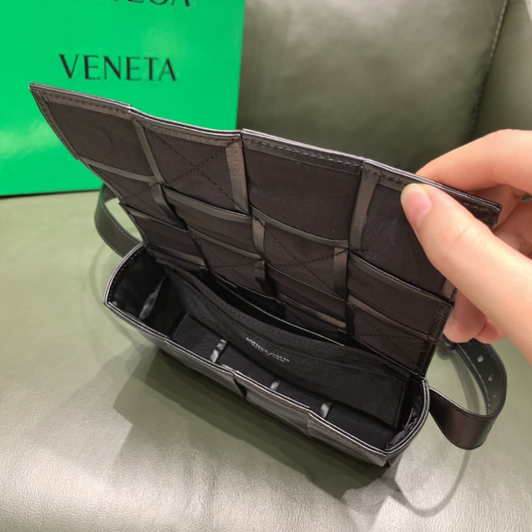 Bottega Veneta葆蝶家 Cassttte四格 651053油蜡皮黑色