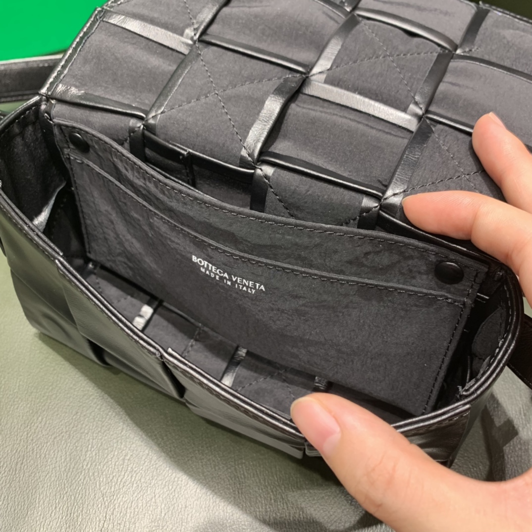 Bottega Veneta葆蝶家 Cassttte四格 651053油蜡皮黑色