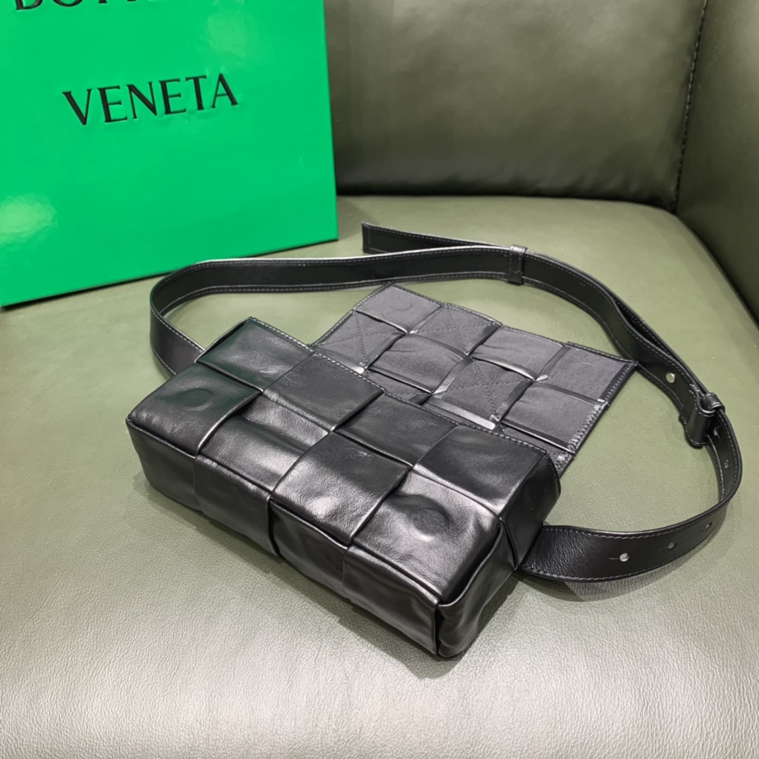 Bottega Veneta葆蝶家 Cassttte四格 651053油蜡皮黑色