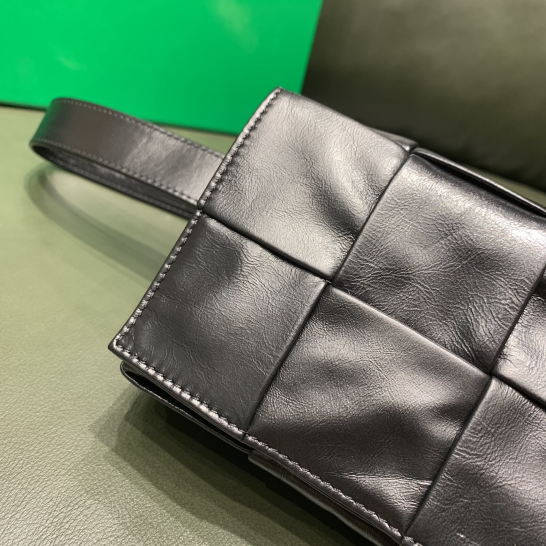 Bottega Veneta葆蝶家 Cassttte四格 651053油蜡皮黑色