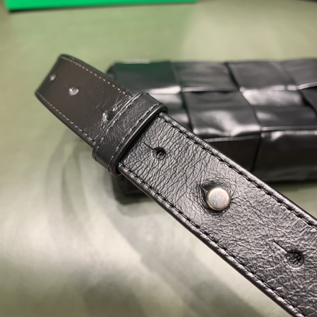 Bottega Veneta葆蝶家 Cassttte四格 651053油蜡皮黑色