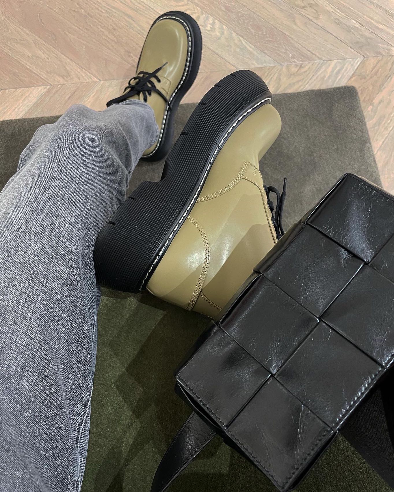 Bottega Veneta葆蝶家 Cassttte四格 651053油蜡皮黑色