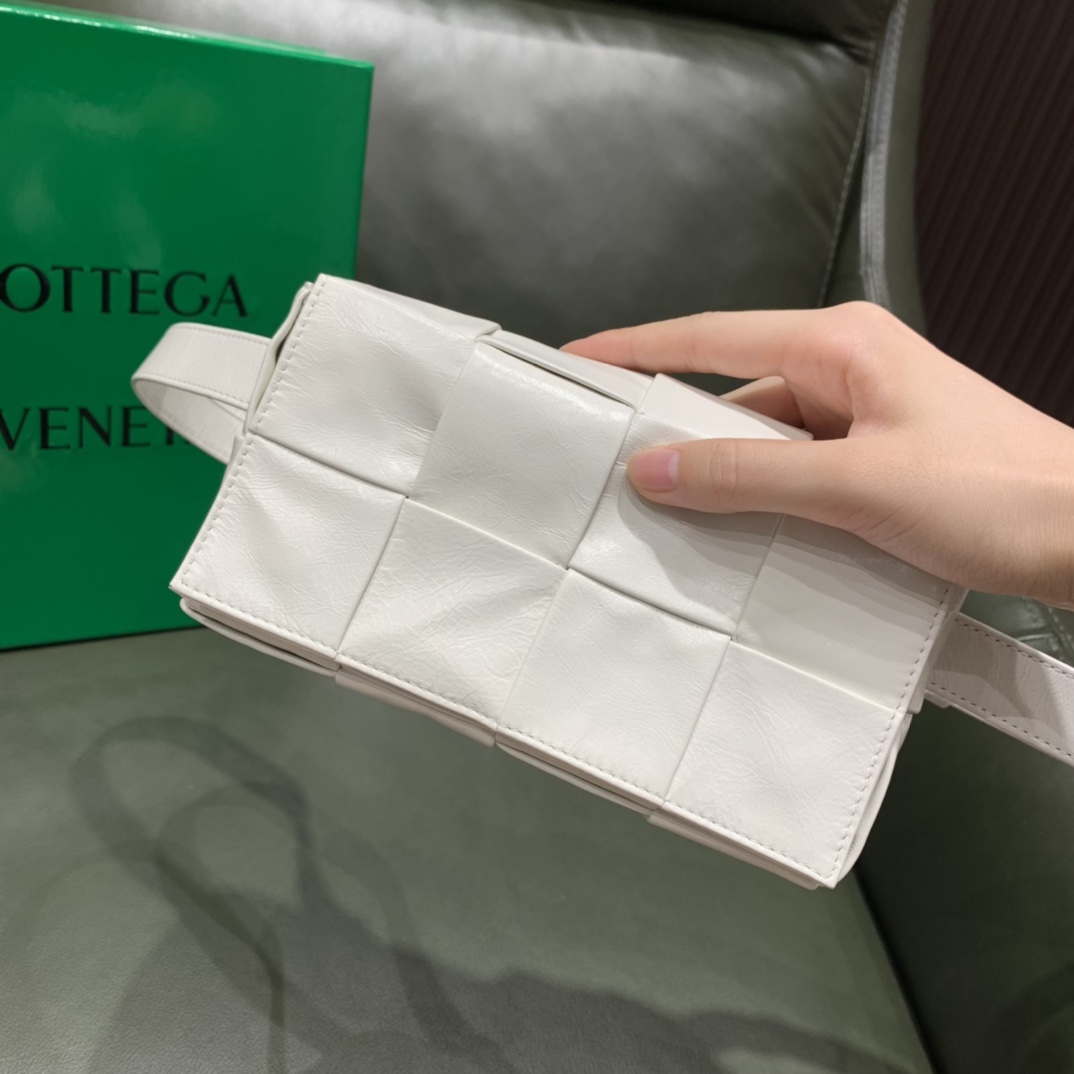 Bottega Veneta葆蝶家 Cassttte四格 651053油蜡皮白色