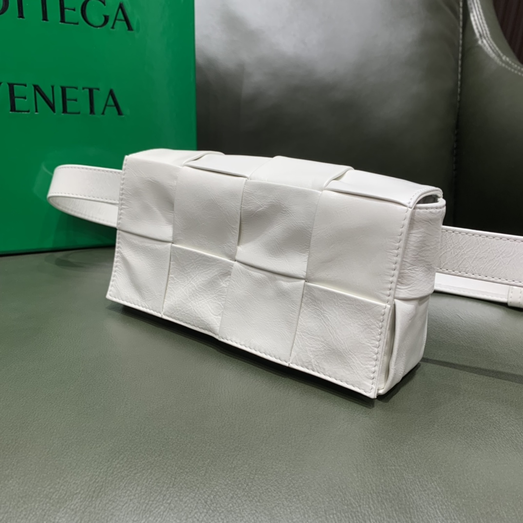 Bottega Veneta葆蝶家 Cassttte四格 651053油蜡皮白色
