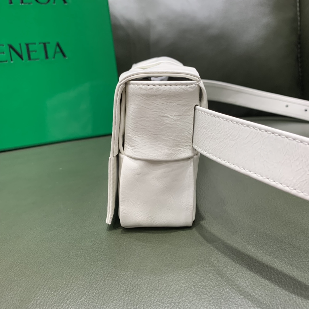 Bottega Veneta葆蝶家 Cassttte四格 651053油蜡皮白色