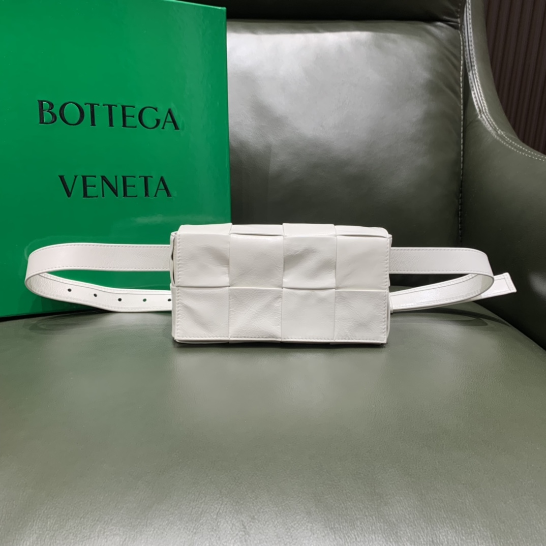 Bottega Veneta葆蝶家 Cassttte四格 651053油蜡皮白色