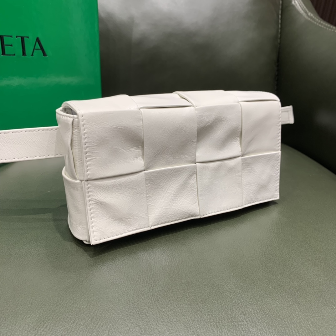Bottega Veneta葆蝶家 Cassttte四格 651053油蜡皮白色