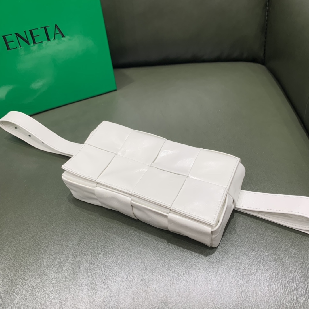 Bottega Veneta葆蝶家 Cassttte四格 651053油蜡皮白色