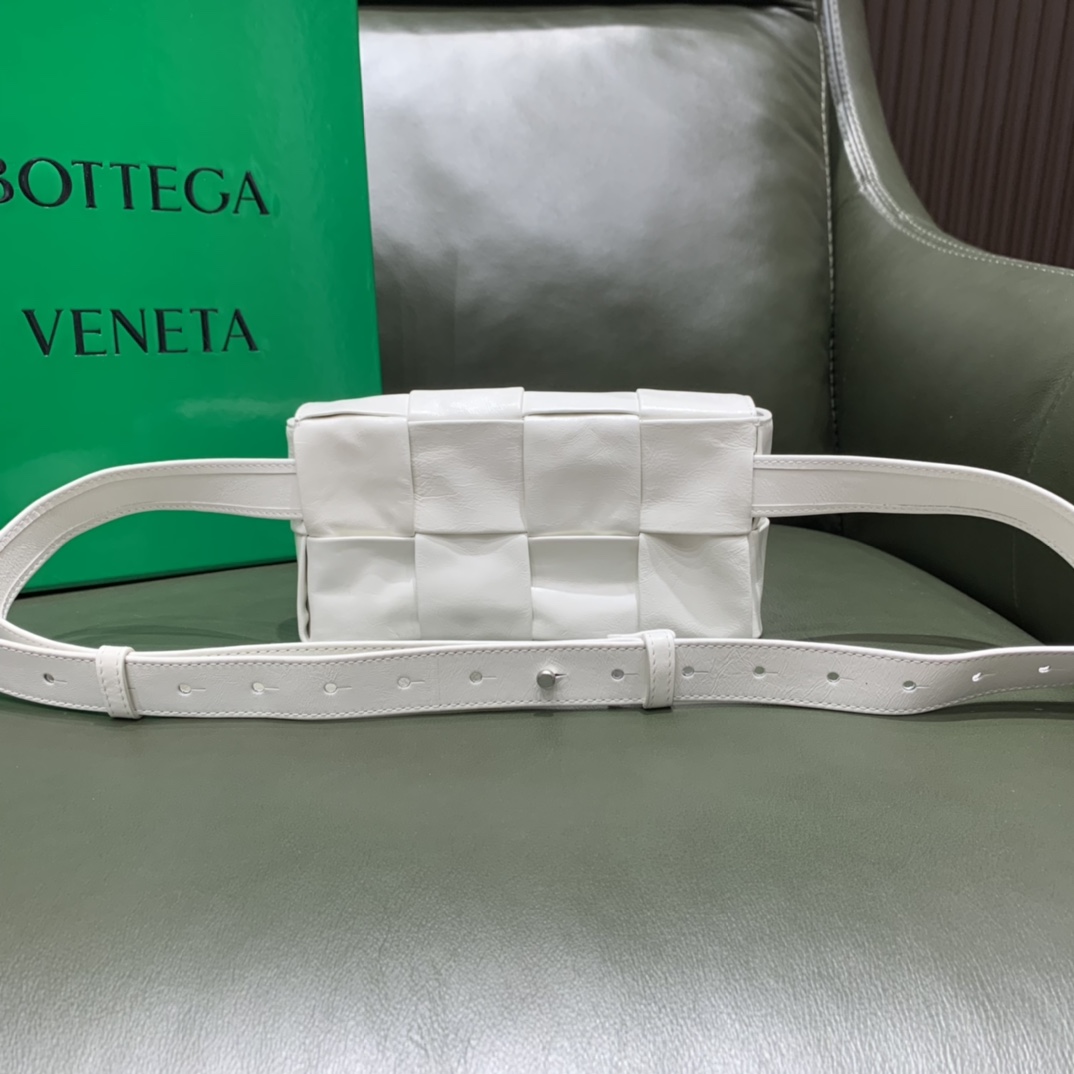 Bottega Veneta葆蝶家 Cassttte四格 651053油蜡皮白色