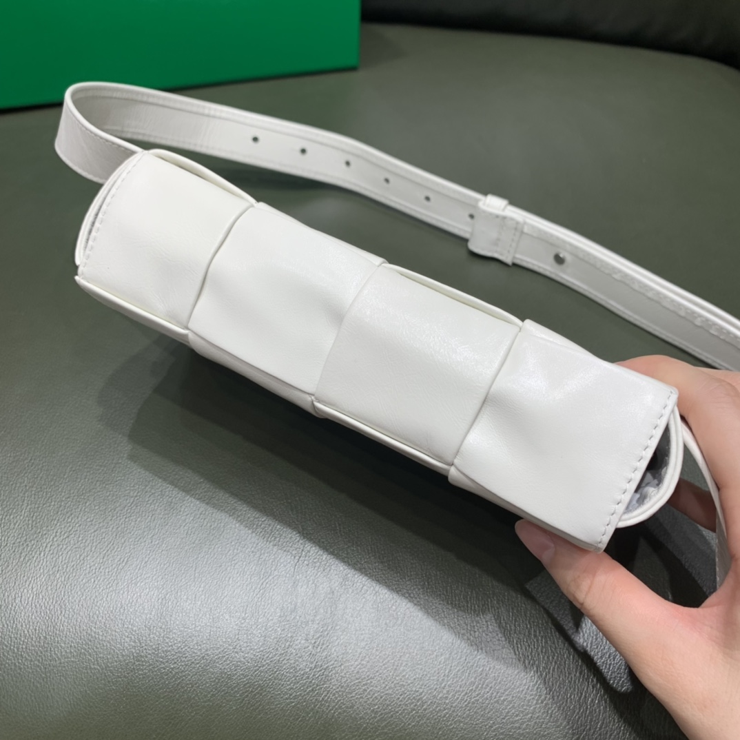 Bottega Veneta葆蝶家 Cassttte四格 651053油蜡皮白色