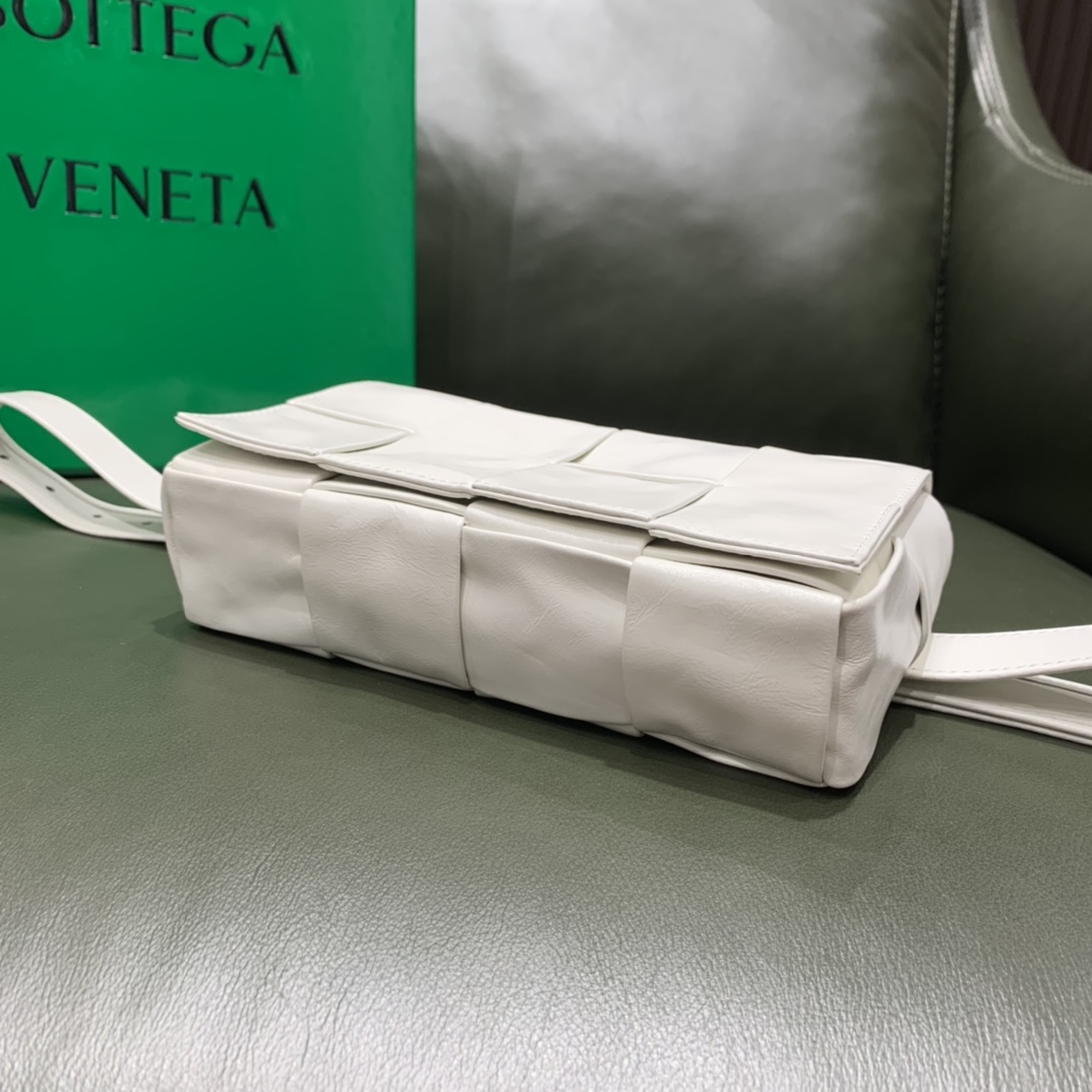 Bottega Veneta葆蝶家 Cassttte四格 651053油蜡皮白色