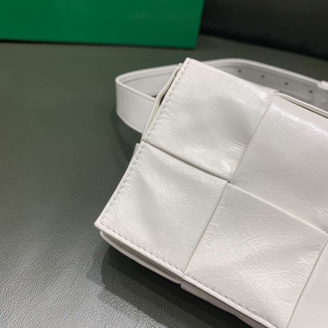 Bottega Veneta葆蝶家 Cassttte四格 651053油蜡皮白色