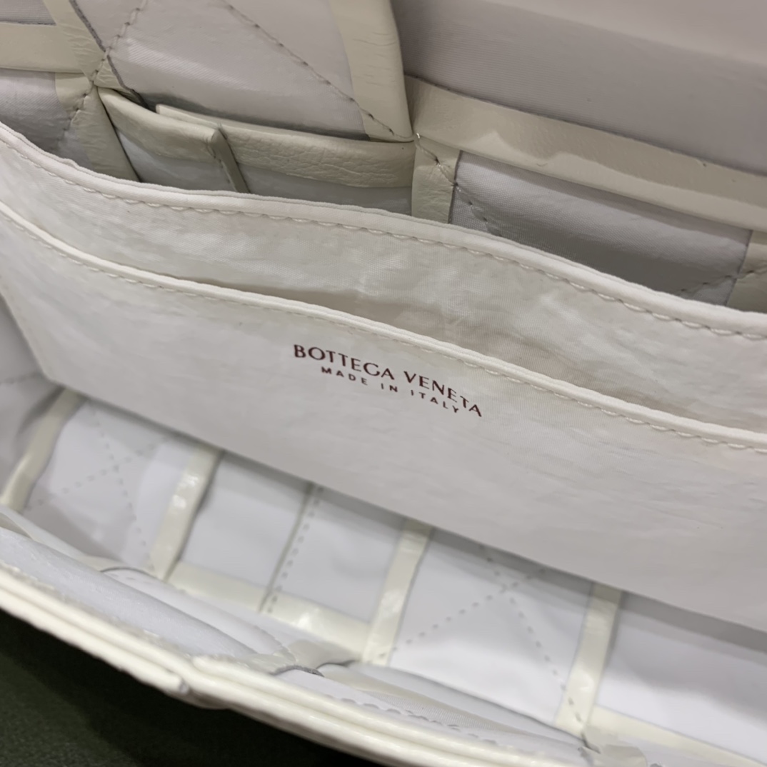 Bottega Veneta葆蝶家 Cassttte四格 651053油蜡皮白色