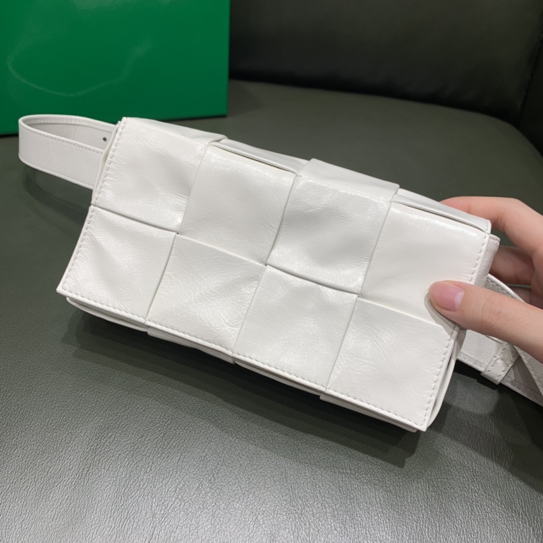 Bottega Veneta葆蝶家 Cassttte四格 651053油蜡皮白色