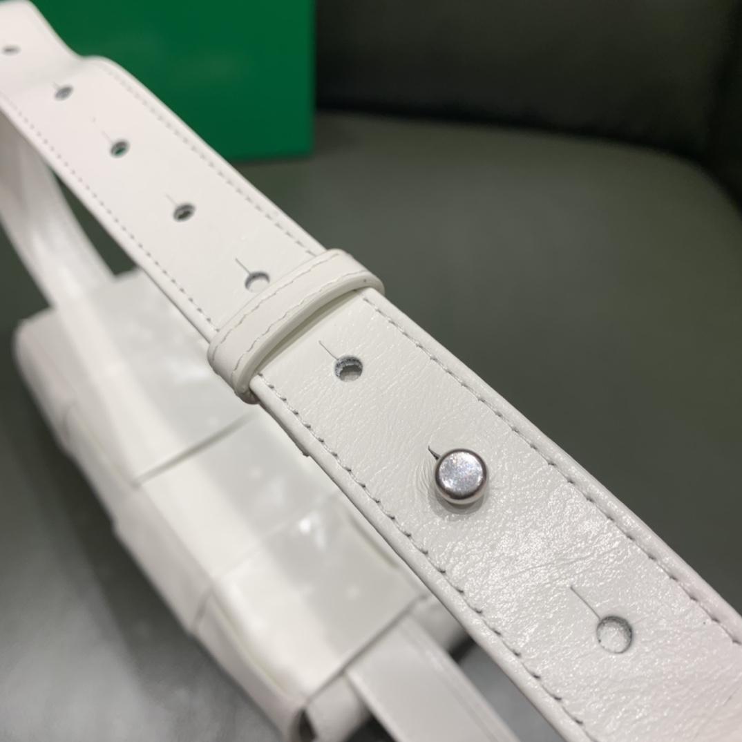 Bottega Veneta葆蝶家 Cassttte四格 651053油蜡皮白色