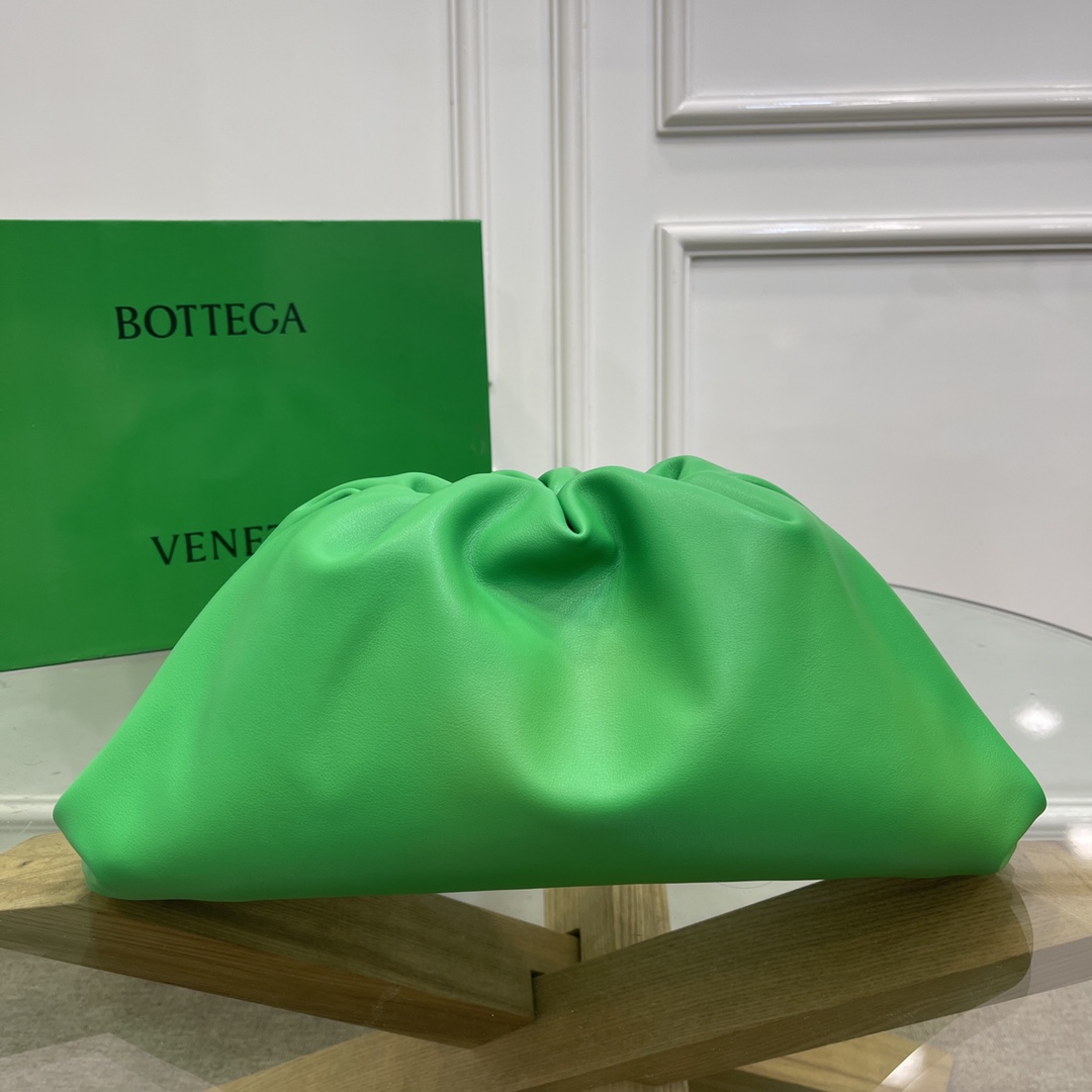 Bottega Veneta 2021最火，The pouch 云朵包 有一个小卡包 前Celine设计师Daniel Lee入主BV后设计的第一个系列 版型上身极其销魂～时髦又有范～优雅简练 慵懒而知性 大号：38＊20＊8.5cm  bbdzzw