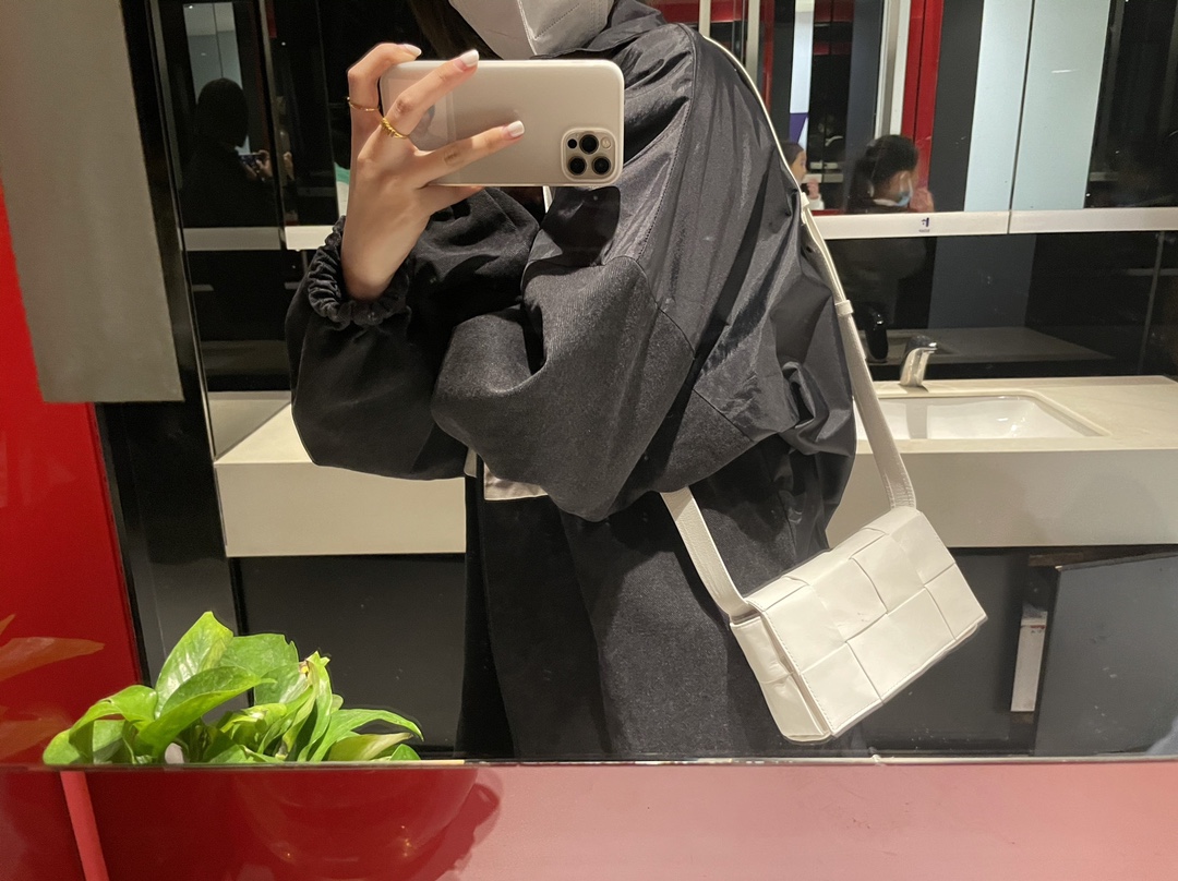Bottega Veneta葆蝶家 Cassttte四格 651053油蜡皮白色
