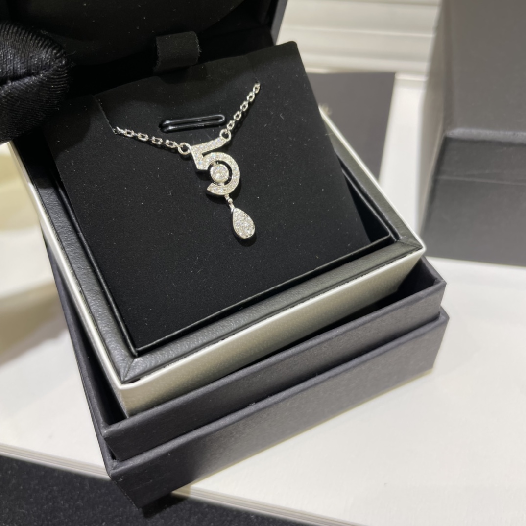 NO:634726,88240 high-end jewelry series. Anniversary .5 drop diamond necklace. The lucky number 5 is the source of creativity. 5 series. Exclusive hand-set diamonds. Pure silver gold plating. Real gold jewelry craftsmanship. The number 5 design is integrated in diamonds. Highly recognizable, elegant and dazzling. Real-life sterling silver inlay. Jewelry craftsmanship, necklace, pure silver, gold plating, Cardia high-end jewelry.1986090988240高级珠宝系列  周年.5水滴钻项链 幸运数字5为创意来源的.5  系列 独家手工镶钻 纯银镀金 真金珠宝工艺 数字5设计融合在钻石 辨识度极高,优雅而耀眼迷人 实拍纯银镶嵌 珠宝工艺,,necklace,pure silver,gold plating,卡迪亚高端饰品,Jewelry