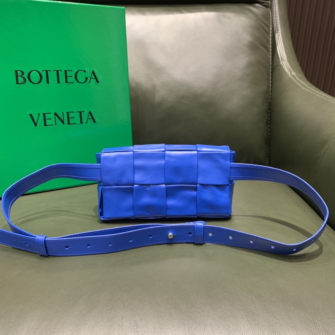 Bottega Veneta葆蝶家 Cassttte四格 651053油蜡皮钴蓝色