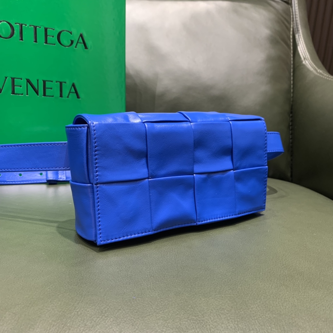 Bottega Veneta葆蝶家 Cassttte四格 651053油蜡皮钴蓝色