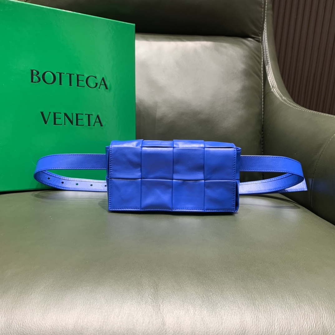 Bottega Veneta葆蝶家 Cassttte四格 651053油蜡皮钴蓝色