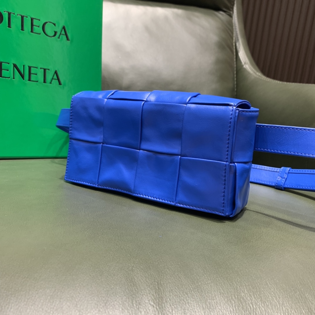 Bottega Veneta葆蝶家 Cassttte四格 651053油蜡皮钴蓝色