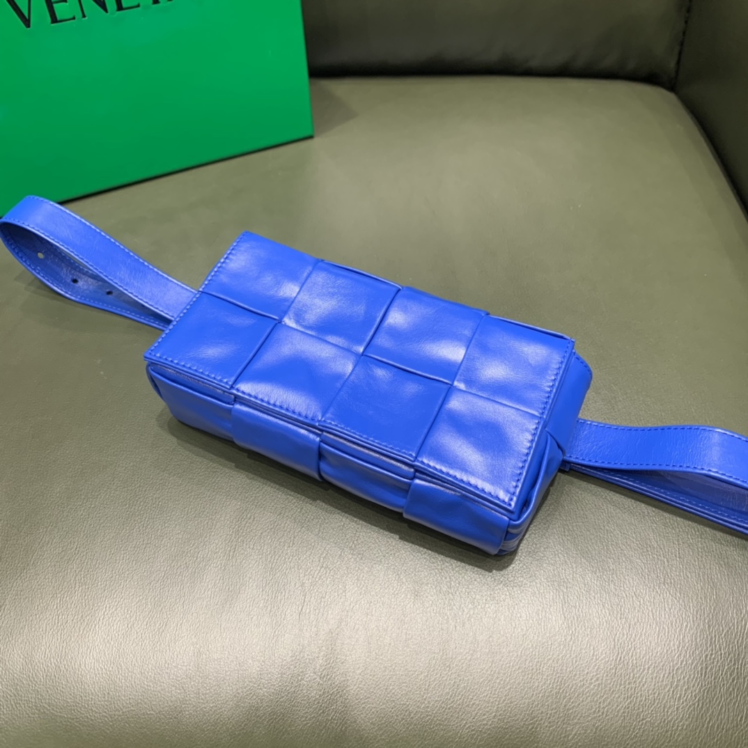 Bottega Veneta葆蝶家 Cassttte四格 651053油蜡皮钴蓝色