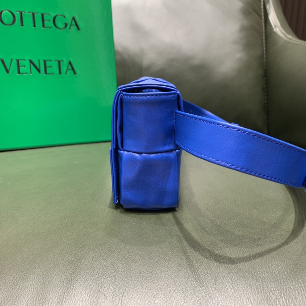Bottega Veneta葆蝶家 Cassttte四格 651053油蜡皮钴蓝色