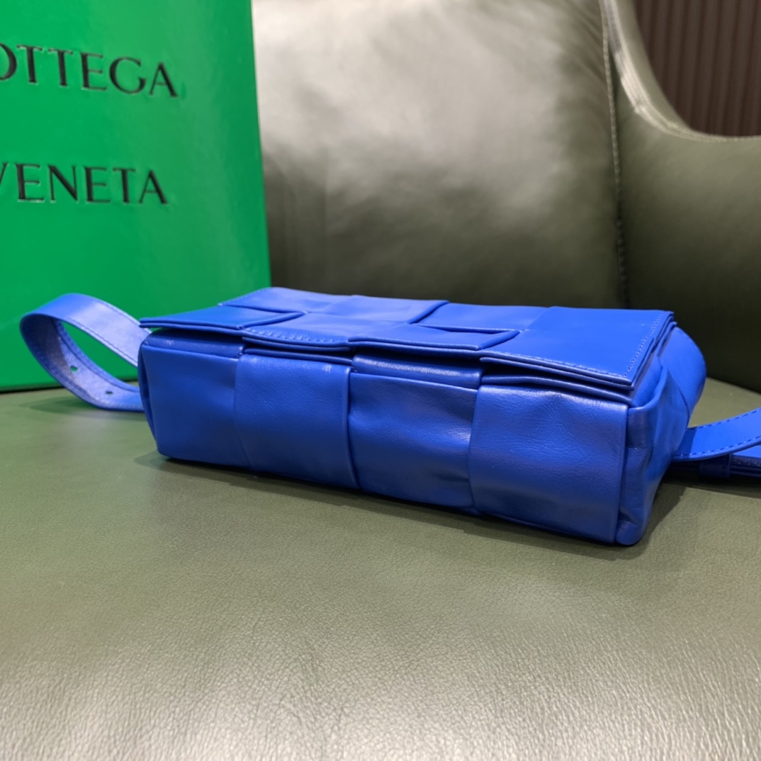 Bottega Veneta葆蝶家 Cassttte四格 651053油蜡皮钴蓝色