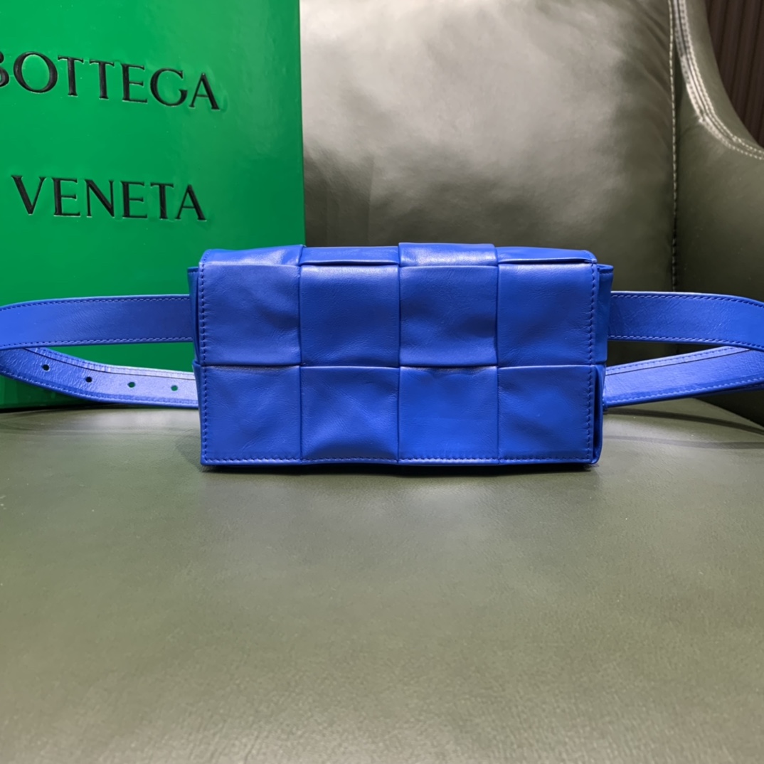 Bottega Veneta葆蝶家 Cassttte四格 651053油蜡皮钴蓝色